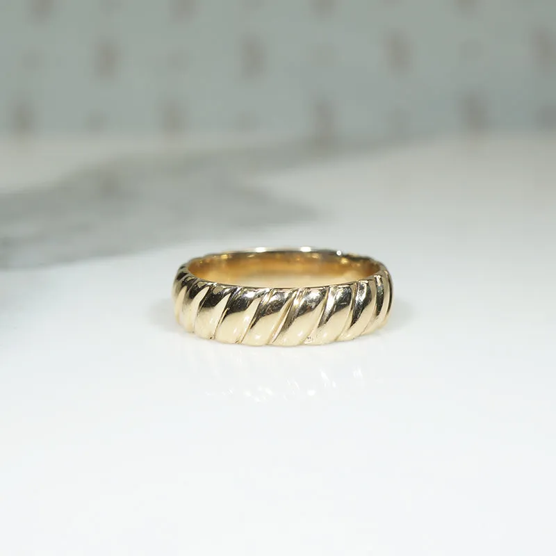 Cool Vintage Gold Wave Wedding Band