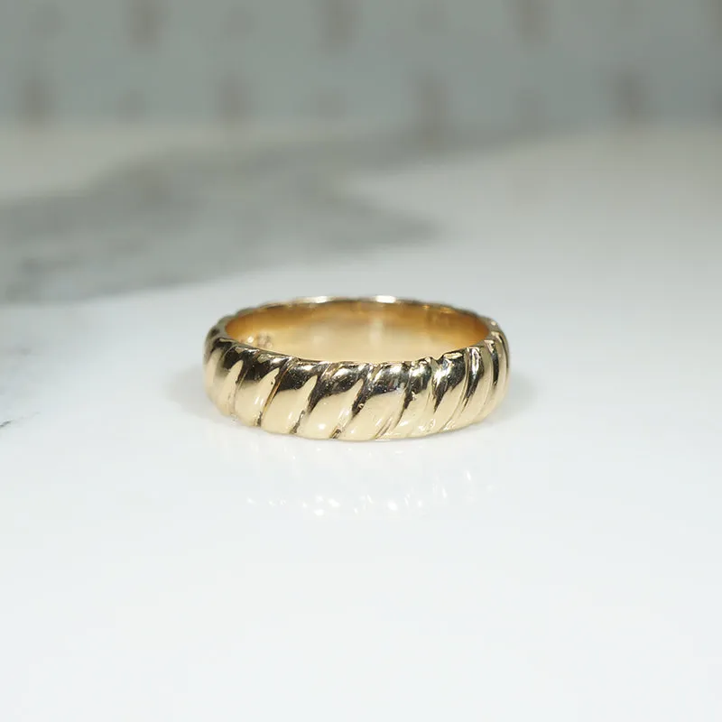 Cool Vintage Gold Wave Wedding Band