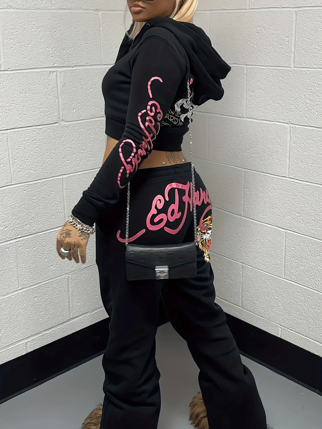 Edgy Graphic Zip-Up Hoodie and Jogger Pants Two-Piece Set for Streetwear Chic