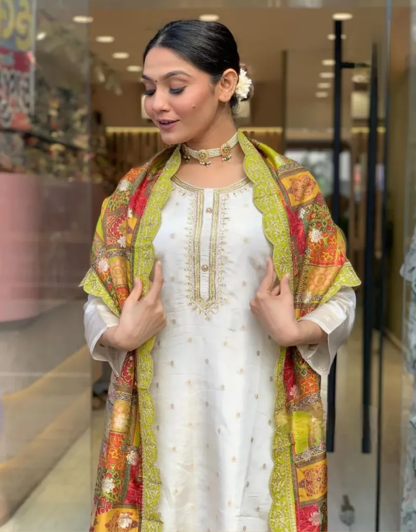 FRILLFIT Women Embellished Straight Kurta Set