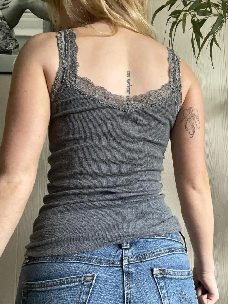 Graues Tank Top mit Spitzenbesatz