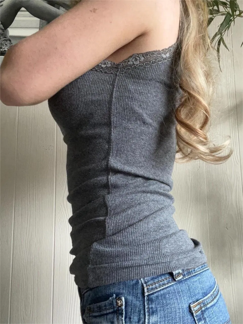 Graues Tank Top mit Spitzenbesatz