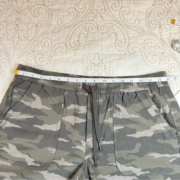 NWT Athleta 4&quot; camo Farallon shorts