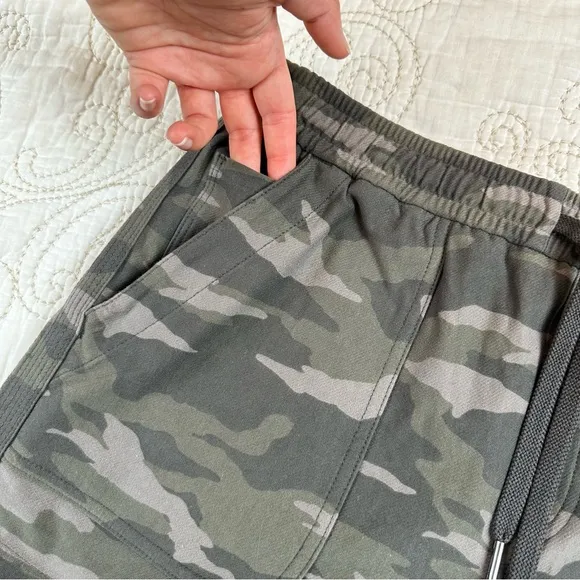 NWT Athleta 4&quot; camo Farallon shorts
