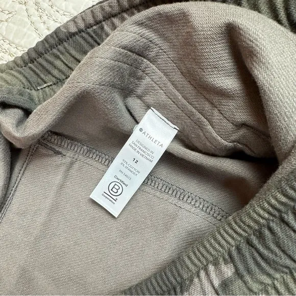 NWT Athleta 4&quot; camo Farallon shorts
