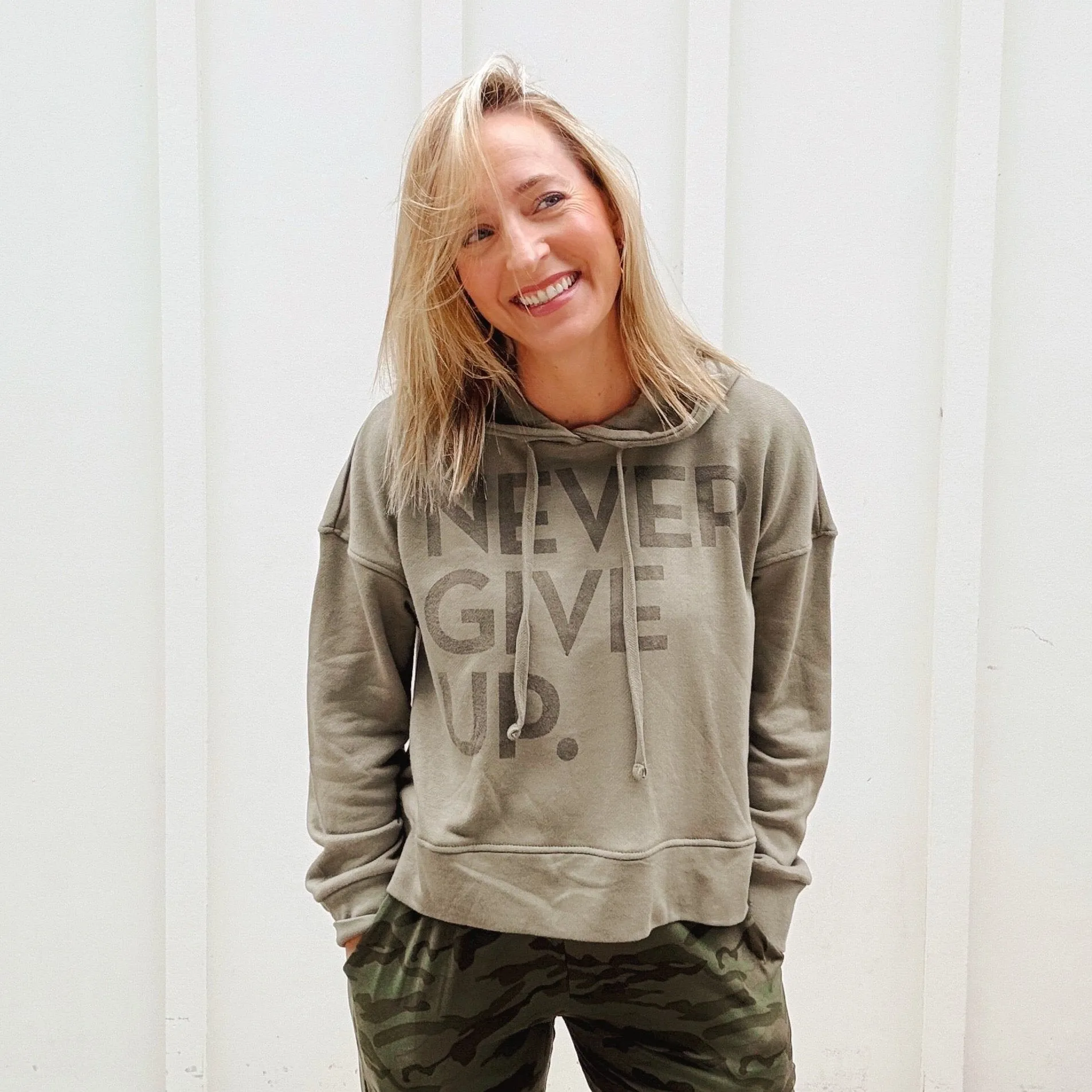 OLIVE TONAL ESSENTIAL NEVER GIVE UP. HOODIE