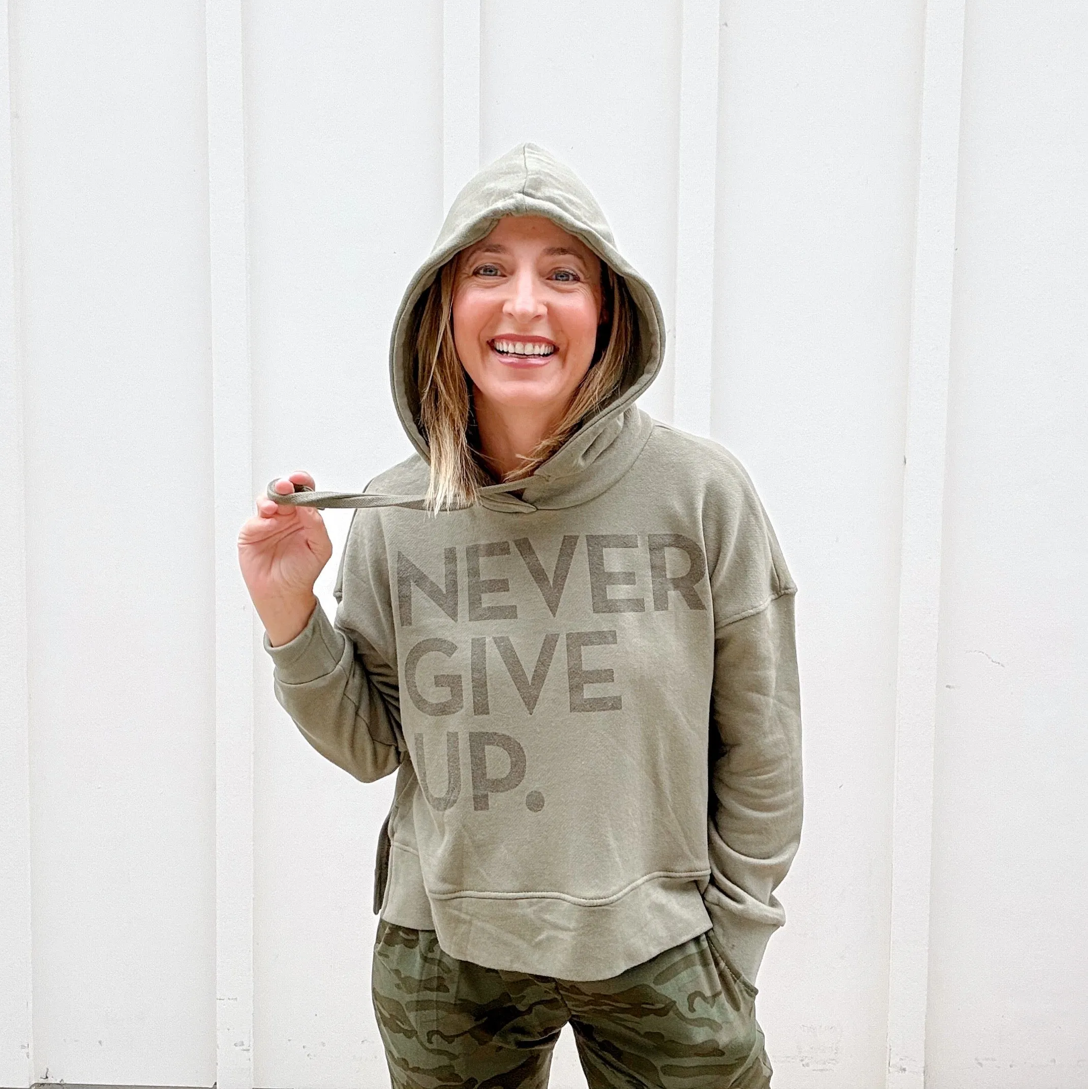 OLIVE TONAL ESSENTIAL NEVER GIVE UP. HOODIE