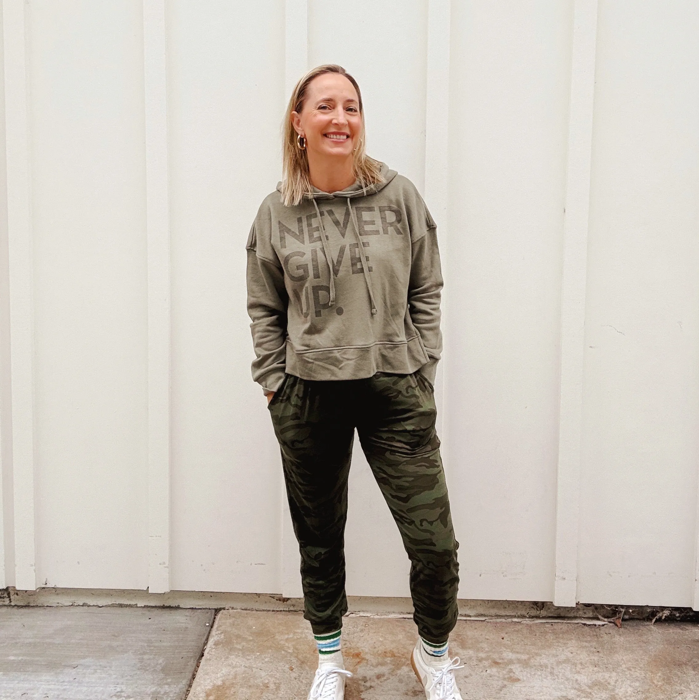 OLIVE TONAL ESSENTIAL NEVER GIVE UP. HOODIE
