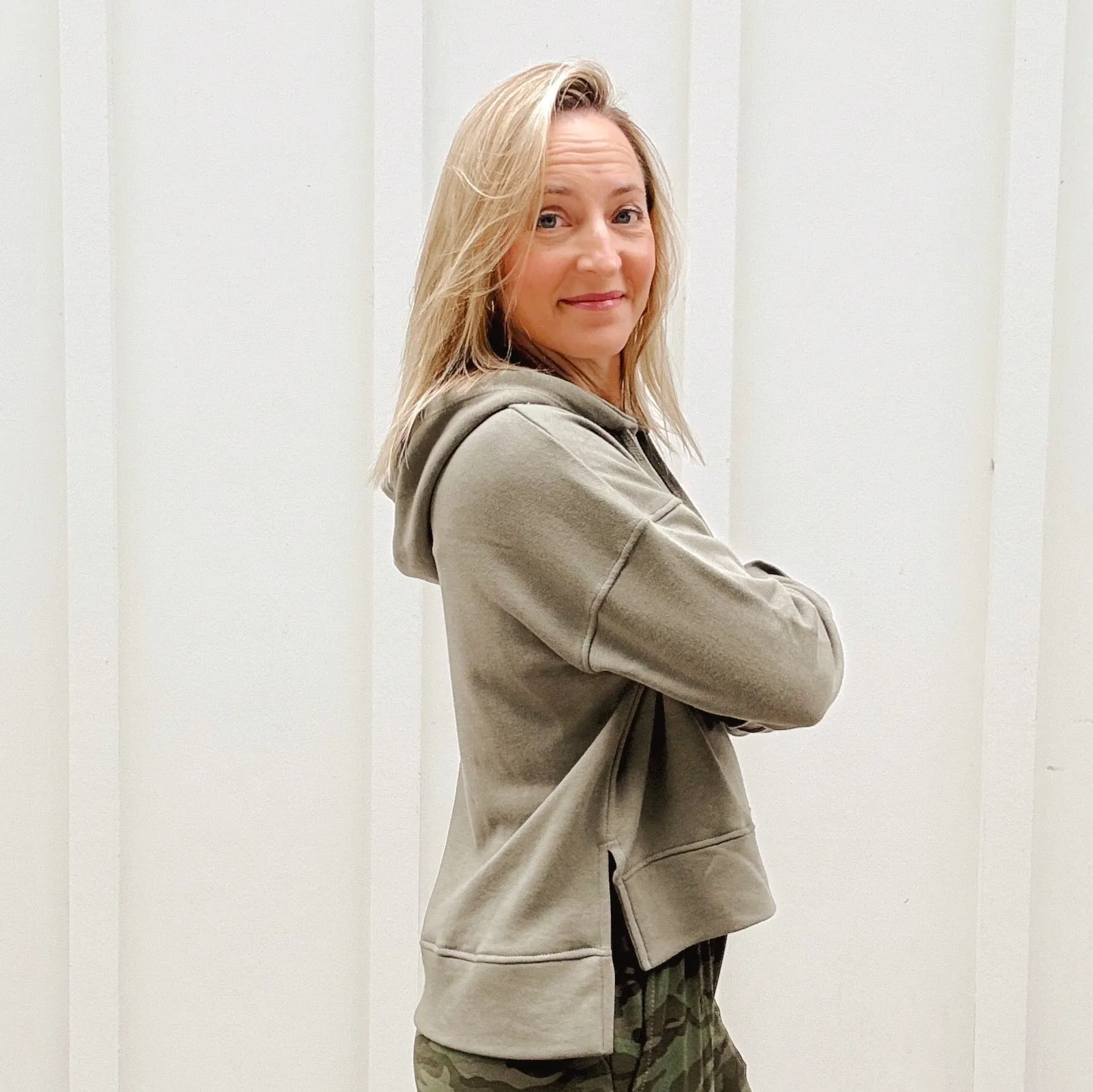 OLIVE TONAL ESSENTIAL NEVER GIVE UP. HOODIE