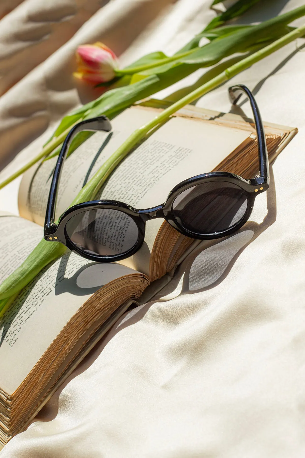 Small Round Rim Retro Look Sunglasses