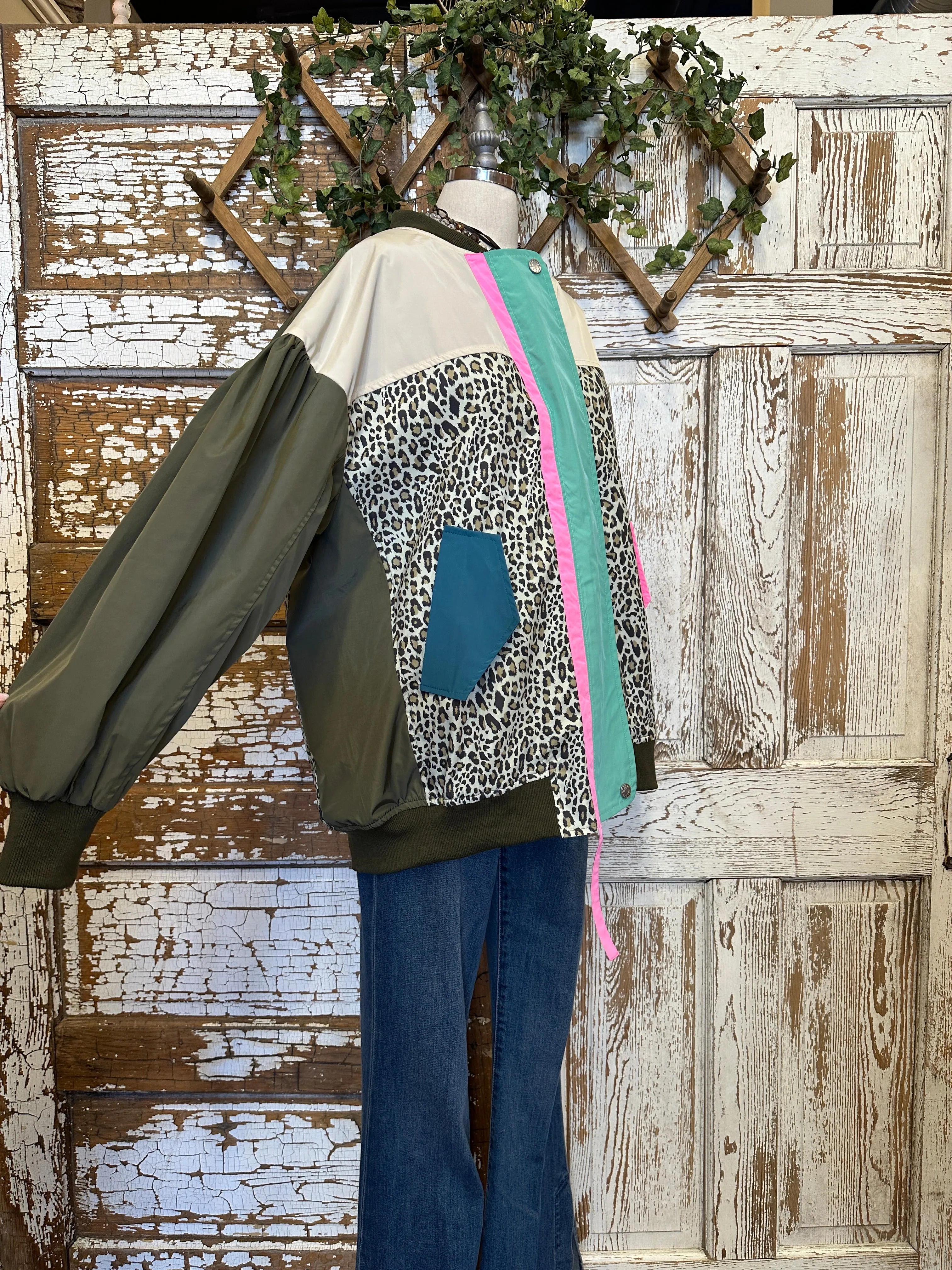 Wild Vibes Windbreaker: Onesize